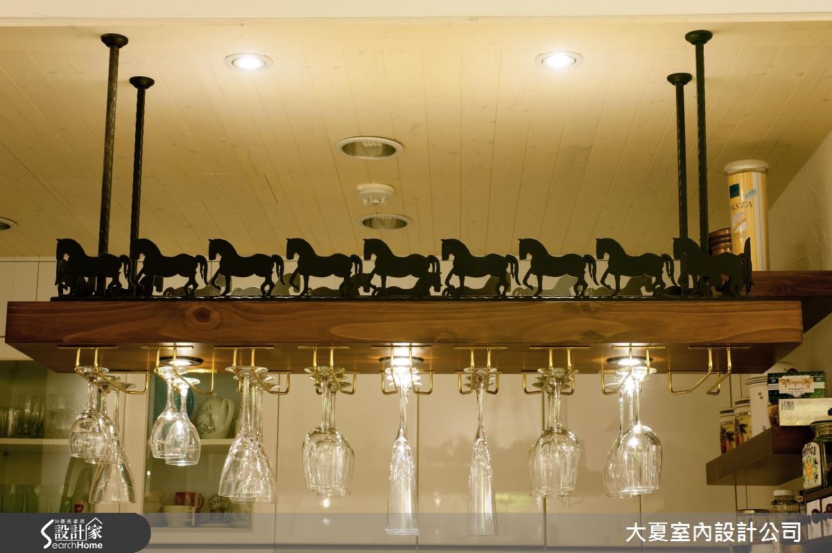 由於女屋主擅長馬術,迷戀與馬相關的人文藝術,居家生