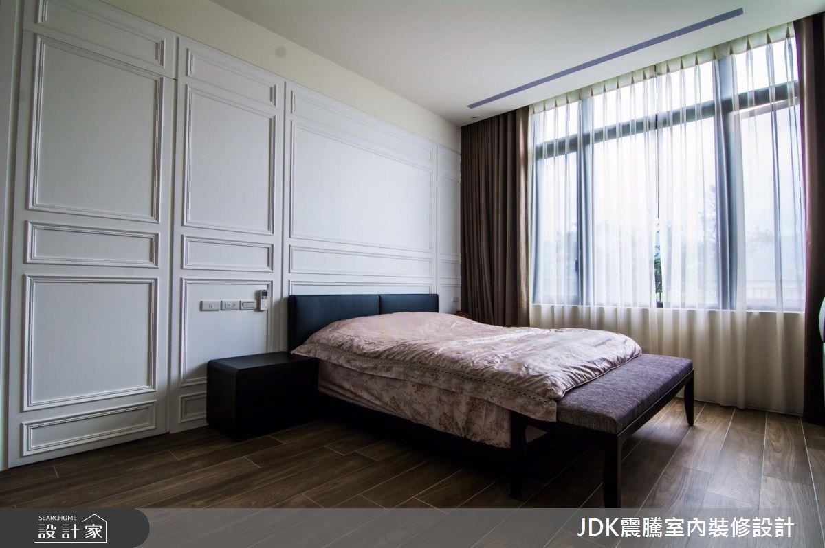 主臥室中採白淨的顏色,帶來舒適的睡眠空間,一覺醒來,打開窗映入眼簾的便是一片綠景,開啟愜意退休生活的一天。 主臥室中採白淨的顏色,帶來舒適的睡眠空間,一覺醒來,打開窗映入眼簾的便是一片綠景,開啟愜意退休生活的一天。