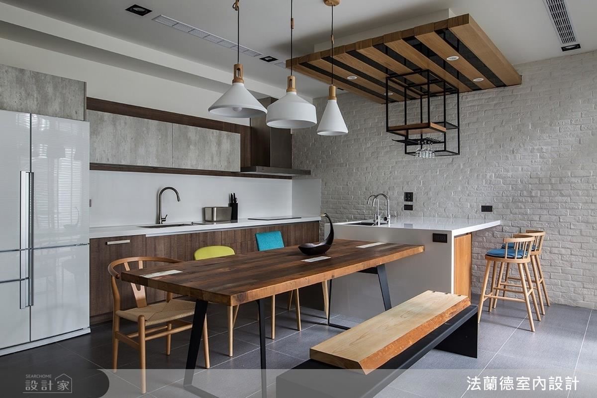 由女屋主要求的白色文化石拼貼出的餐廳端景牆,搭配木質鐵件桌椅,構築出清新舒適感。另一端特別設置黑板牆,具有小朋友玩耍抑或是家人出門留言的功能。 由女屋主要求的白色文化石拼貼出的餐廳端景牆,搭配木質鐵件桌椅,構築出清新舒適感。另一端特別設置黑板牆,具有小朋友玩耍抑或是家人出門留言的功能。