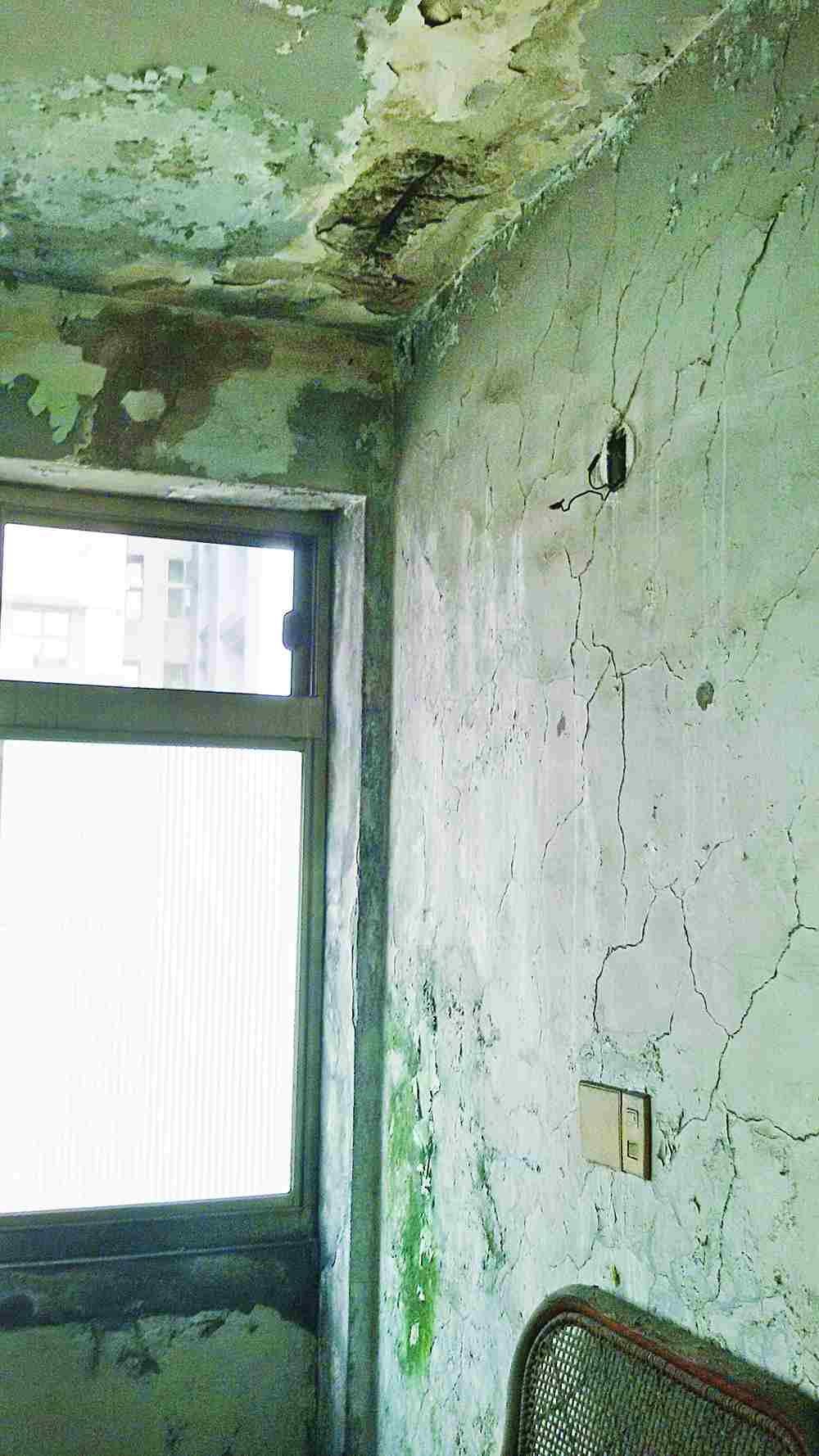 矽利康有一定年限,若受風吹雨淋日曬而老化,加上原本塞水路不確實,雨水會從縫隙流入。圖片提供_ 優尼克空間設計 矽利康有一定年限,若受風吹雨淋日曬而老化,加上原本塞水路不確實,雨水會從縫隙流入。圖片提供_ 優尼克空間設計