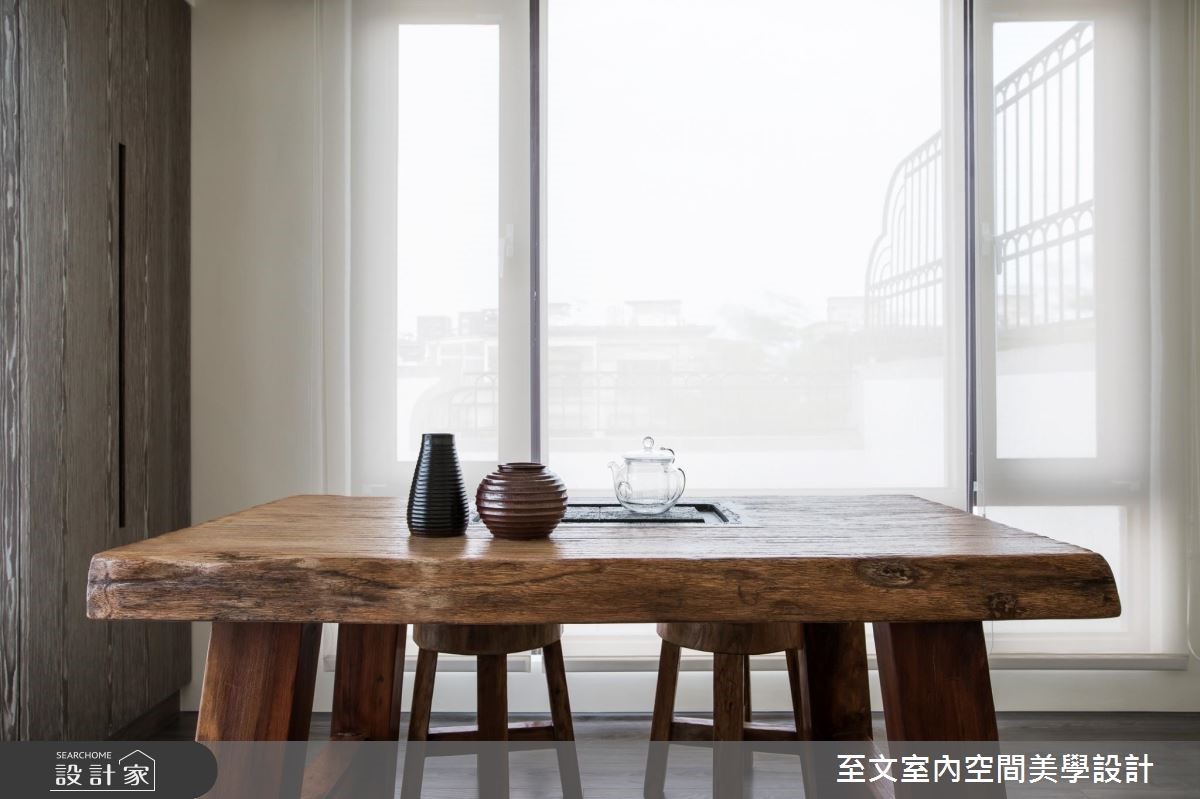 事業有成的屋主與已成人的兒女即將邁入人生下一個階段