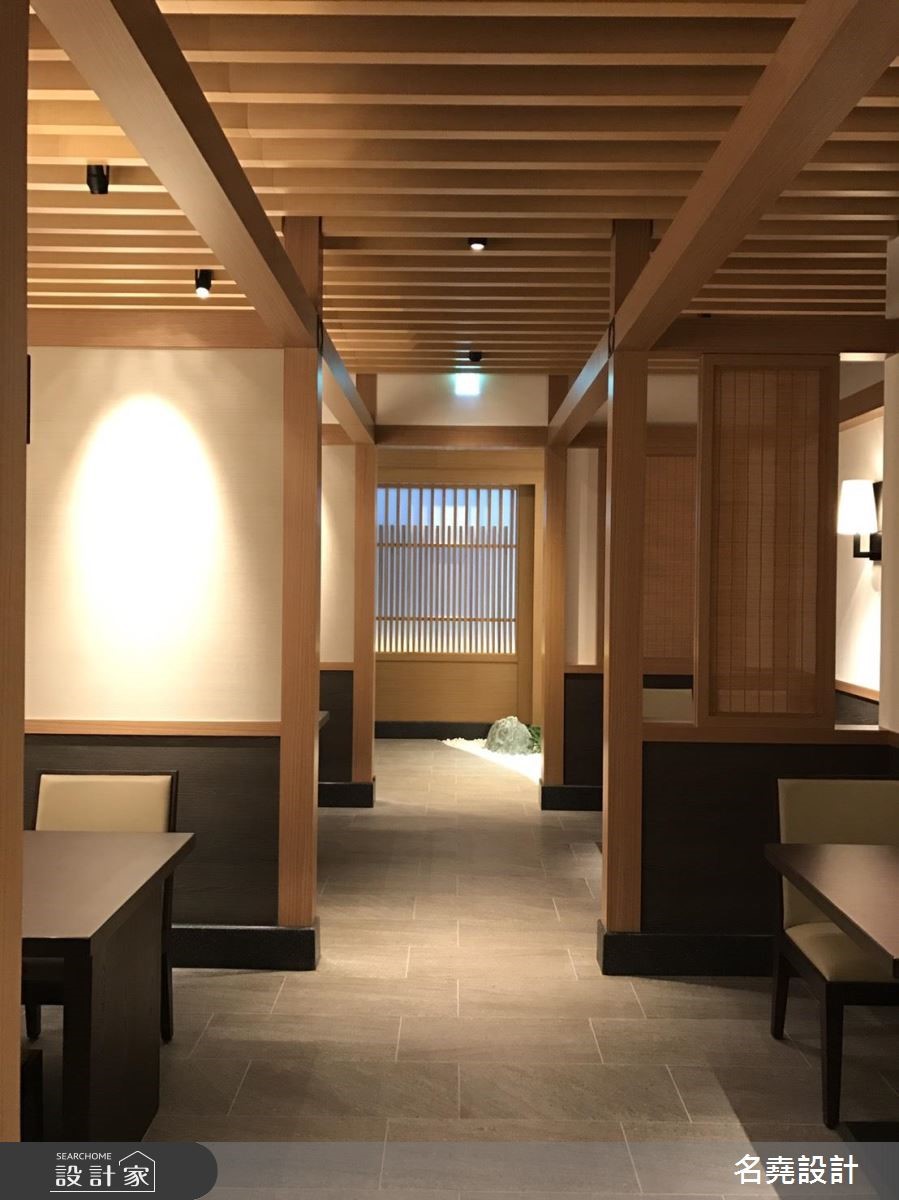 在這個83坪的老屋空間裡,融入130年的鰻魚老店的職人