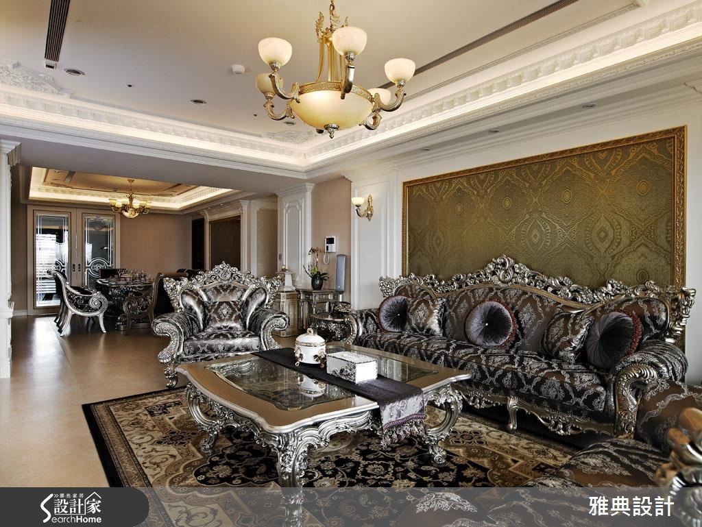 百坪大的豪宅,設計師以古典風作為主要風格,透過家具