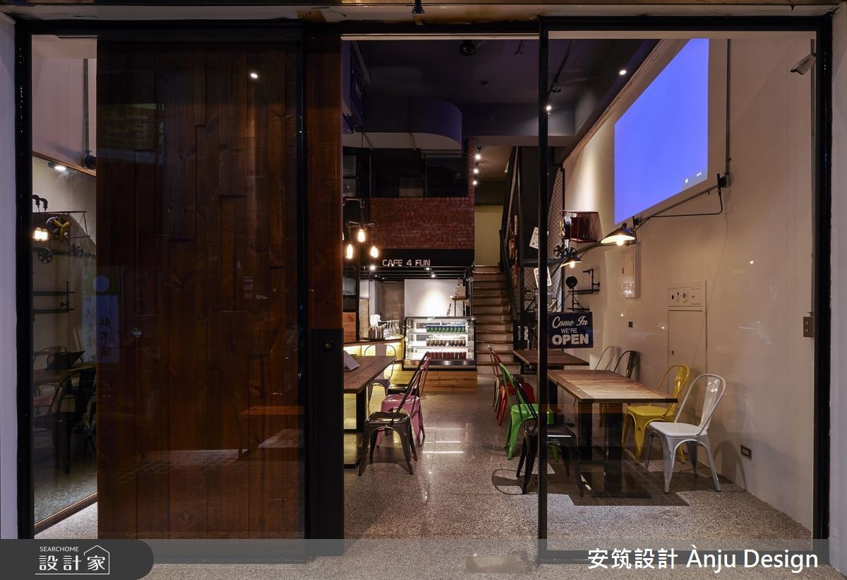 個性化十足的工業風,成為餐廳的風格走向,跳色椅子以