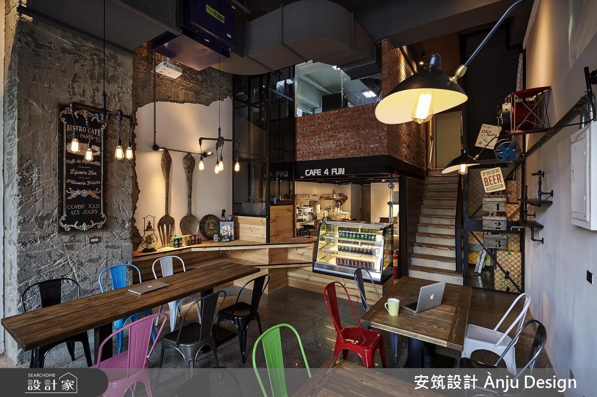個性化十足的工業風,成為餐廳的風格走向,跳色椅子以