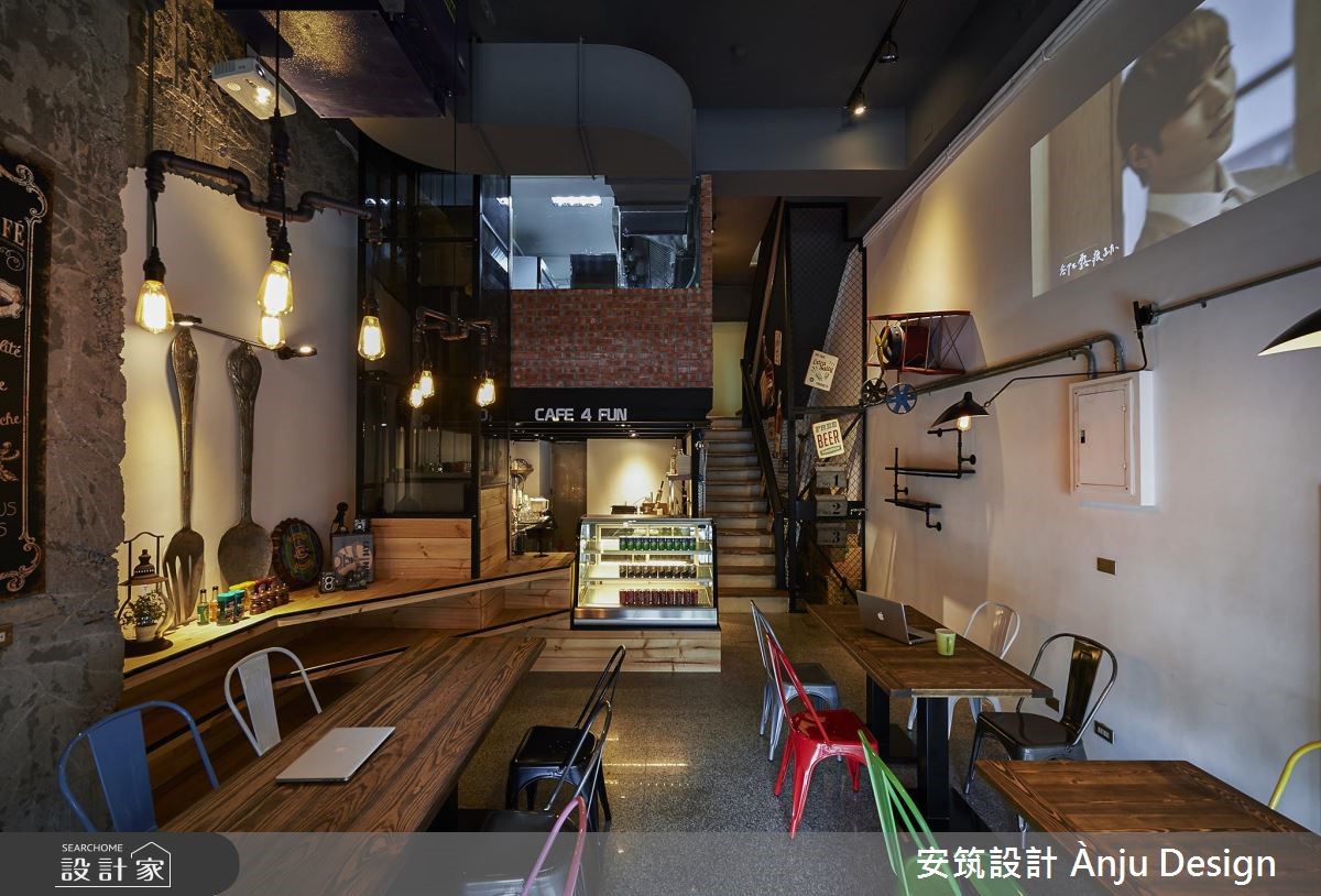 個性化十足的工業風,成為餐廳的風格走向,跳色椅子以