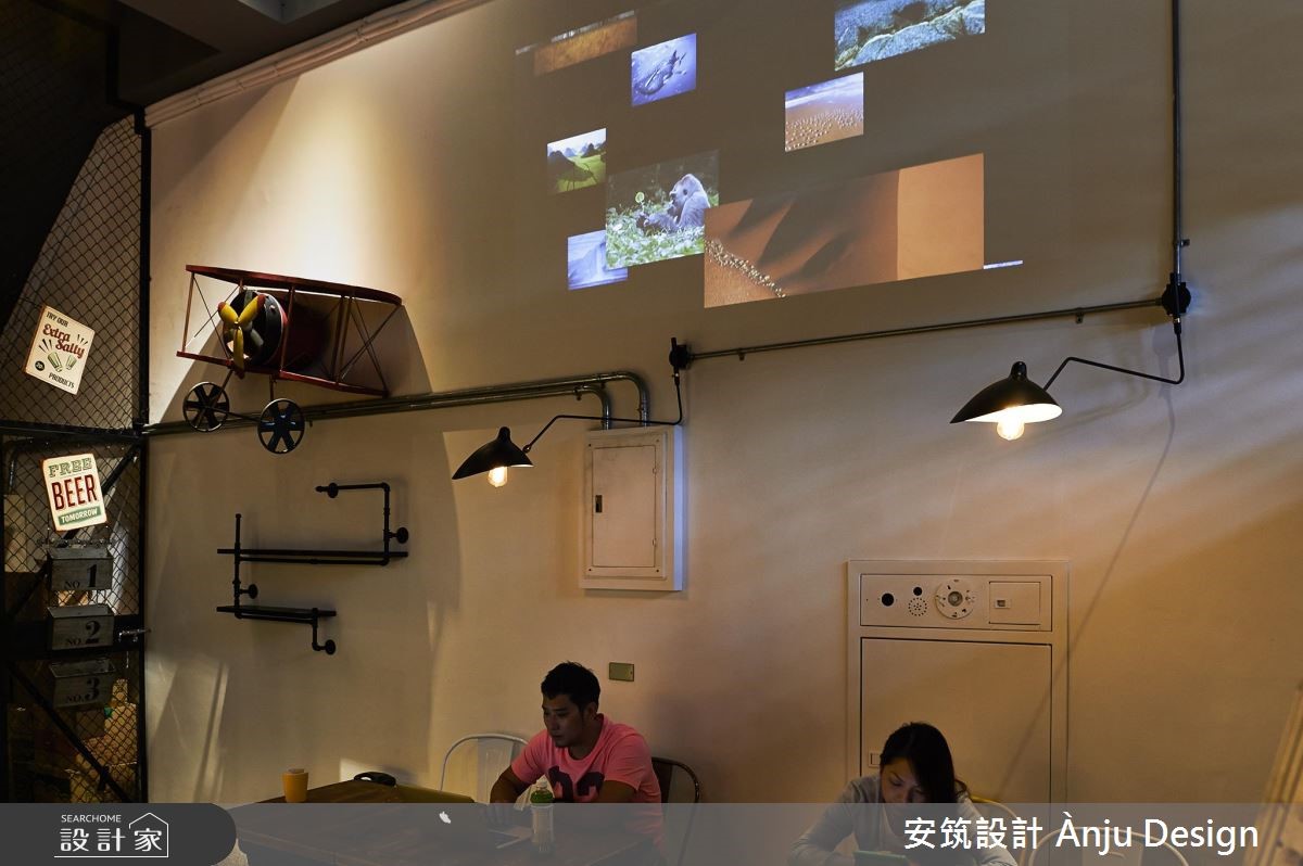 個性化十足的工業風,成為餐廳的風格走向,跳色椅子以