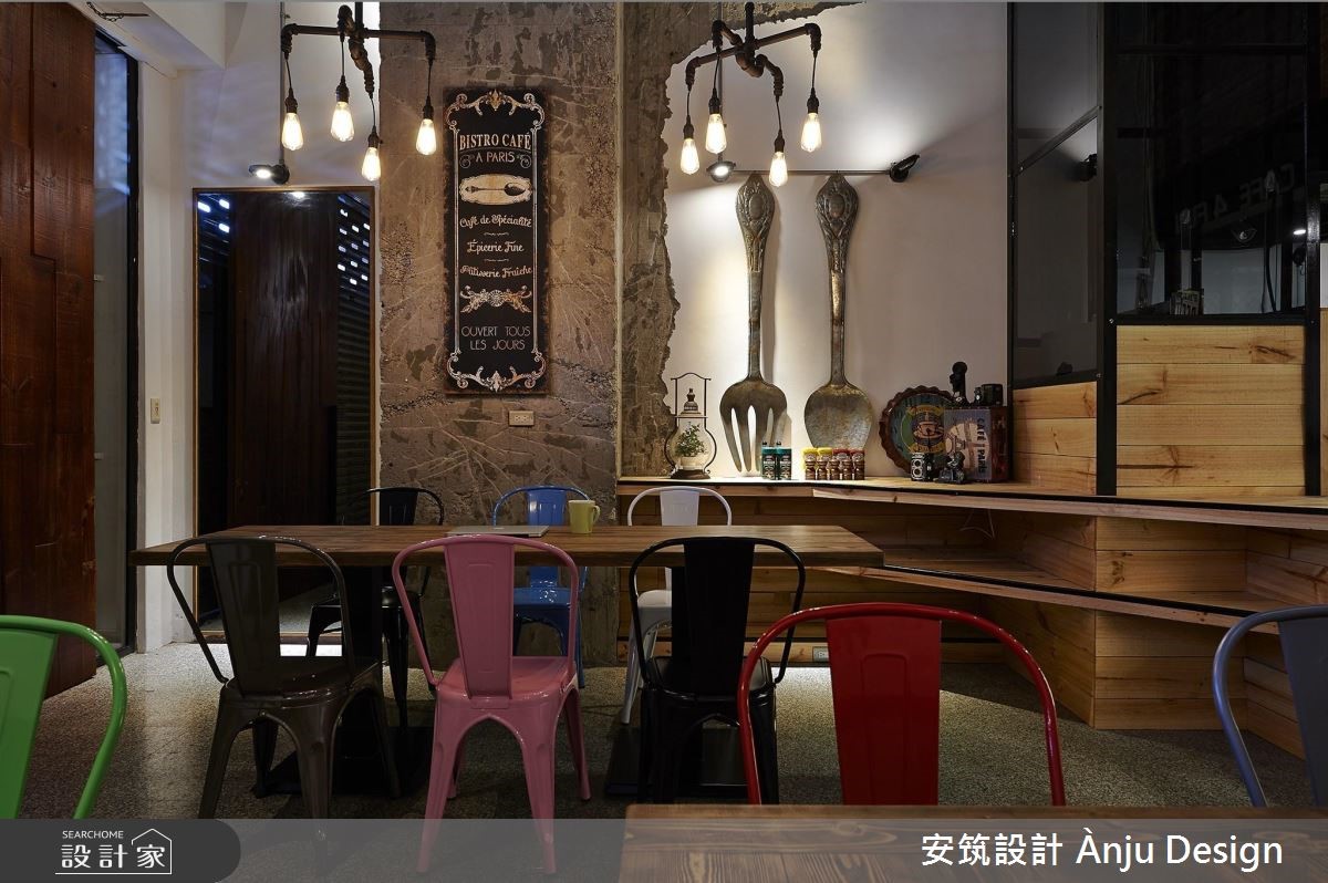 個性化十足的工業風,成為餐廳的風格走向,跳色椅子以