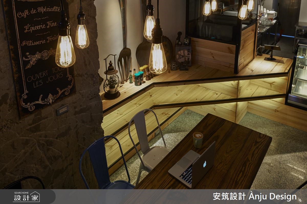 個性化十足的工業風,成為餐廳的風格走向,跳色椅子以