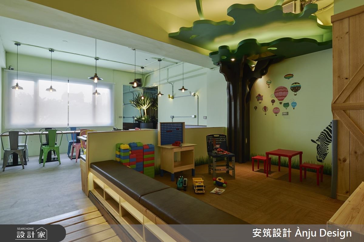 個性化十足的工業風,成為餐廳的風格走向,跳色椅子以
