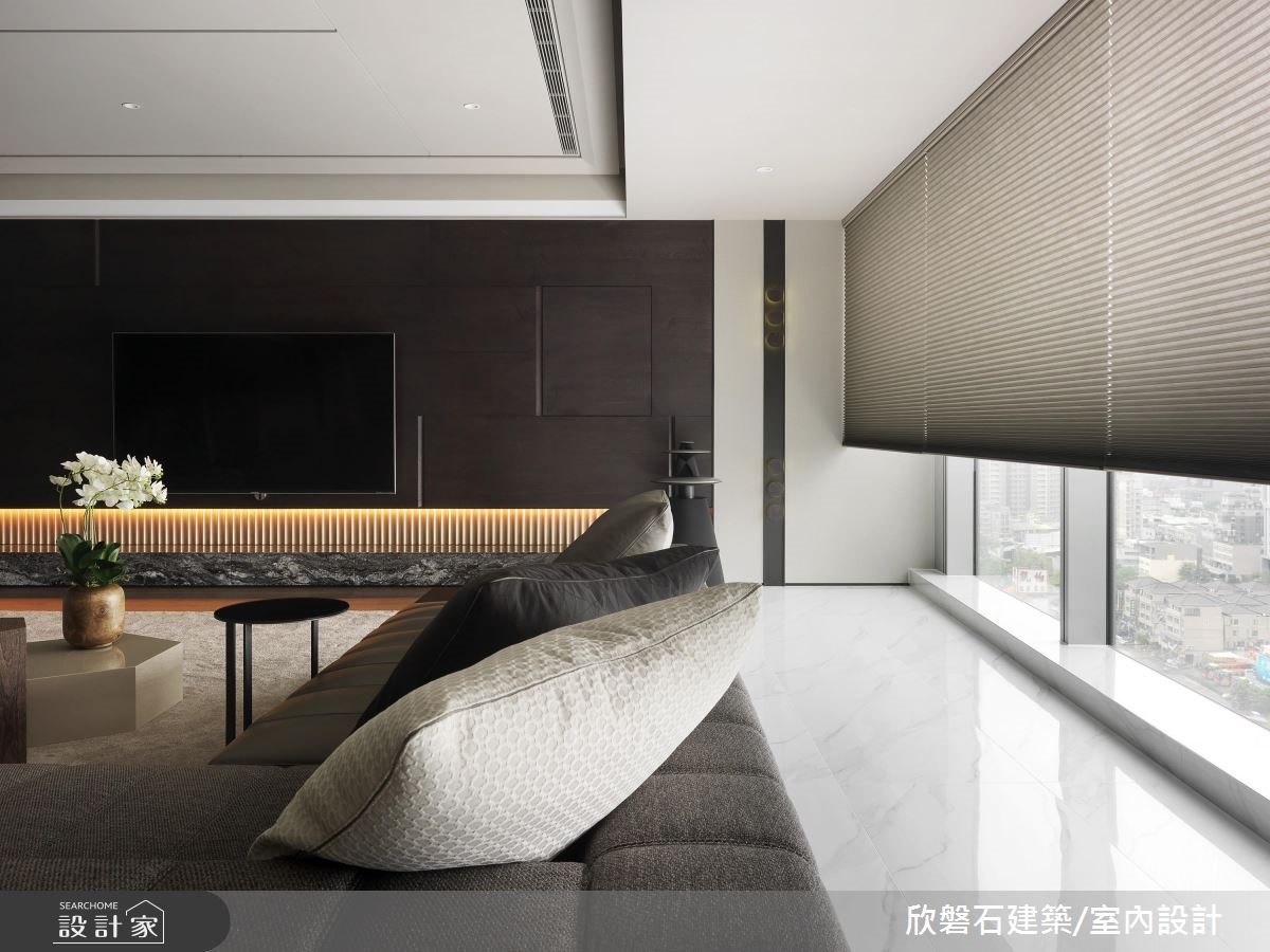 超過百坪的豪宅,設計師保留了大幅的窗景,利用開放式