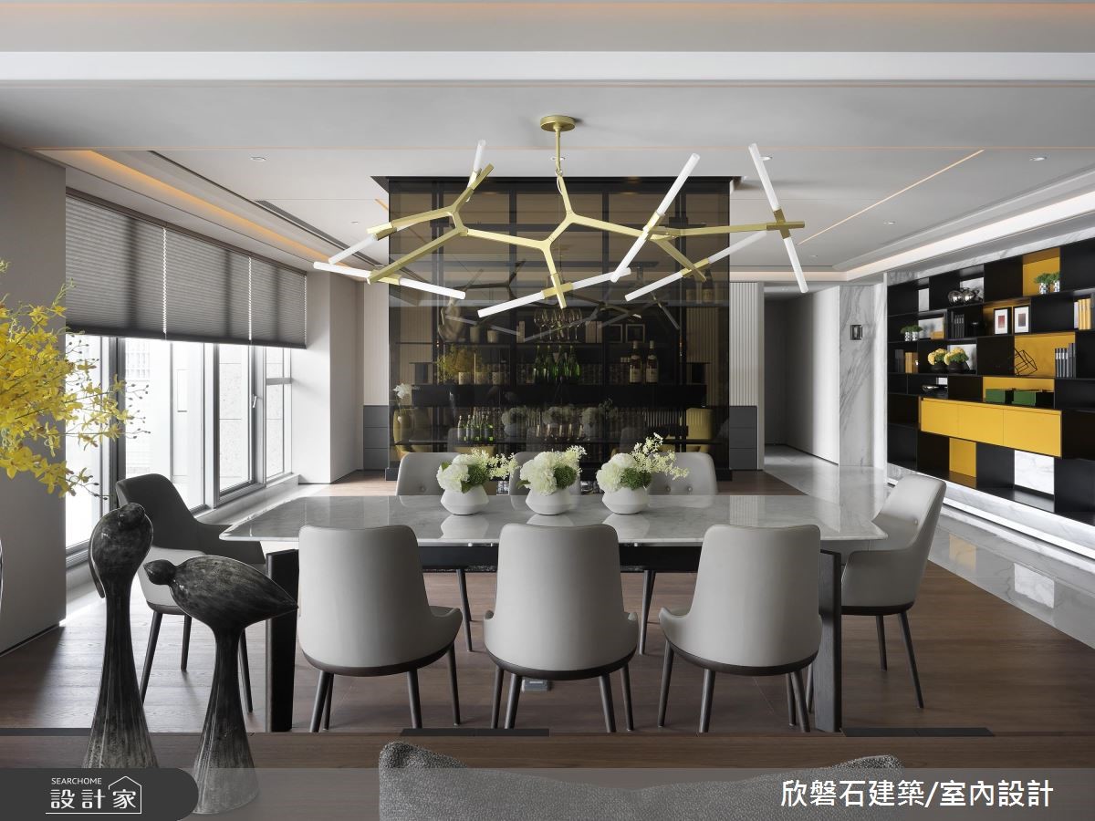 超過百坪的豪宅,設計師保留了大幅的窗景,利用開放式