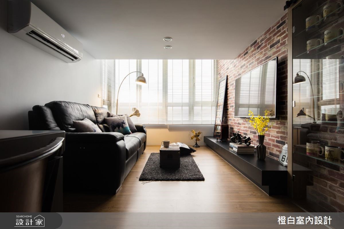20 坪中古屋為夾層住宅,設計師結合美式風與 Loft 調