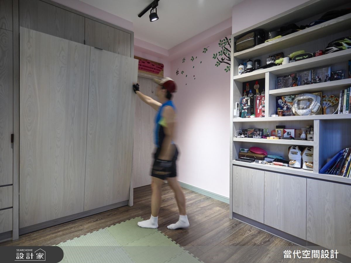 大地色系的木紋佈滿天花板與地坪,創造安定、溫暖的空