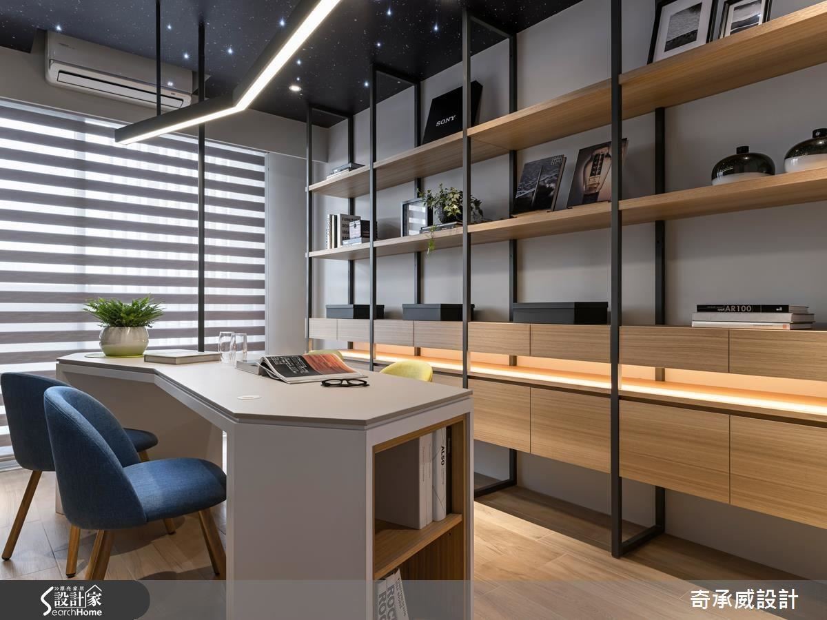仍在就讀大學的男孩,希望能有一處與朋友閱讀、互動的空間,設計師再度運用巧思,舖設星空天花板、不規則書桌造型,打造個性書房。 仍在就讀大學的男孩,希望能有一處與朋友閱讀、互動的空間,設計師再度運用巧思,舖設星空天花板、不規則書桌造型,打造個性書房。