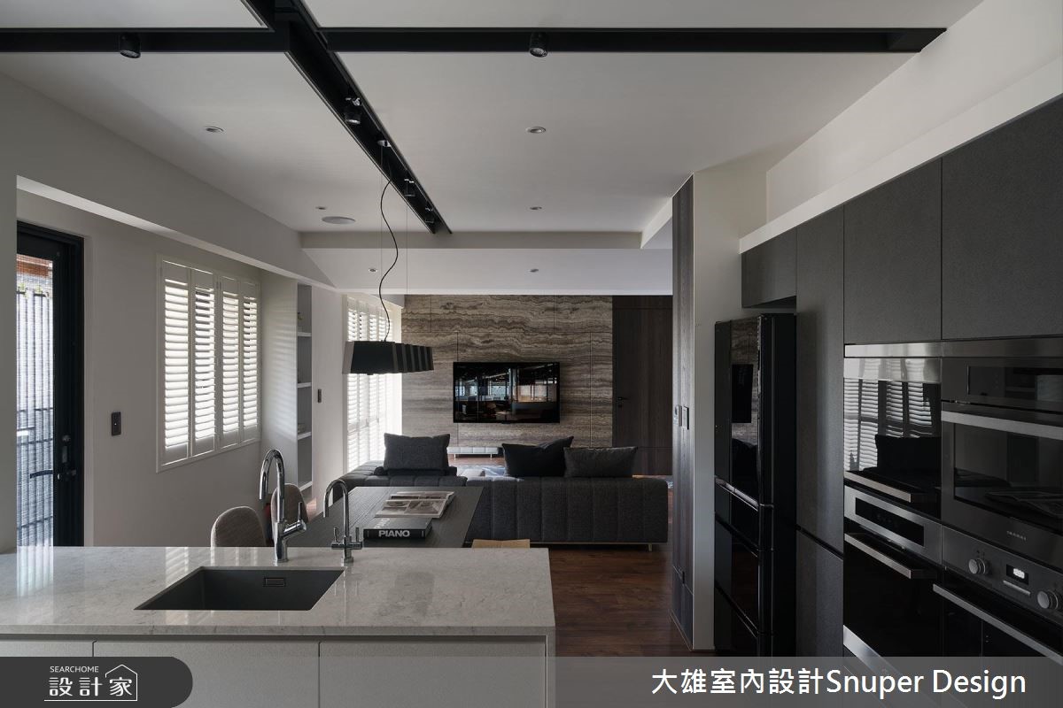 深醇的木皮色澤、多樣的大理石組合,再搭配上俐落的鏡