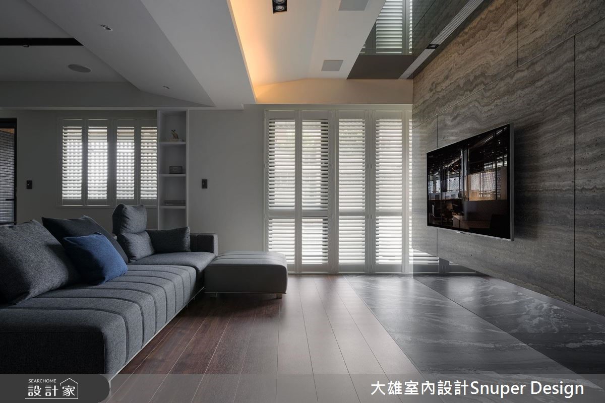 深醇的木皮色澤、多樣的大理石組合,再搭配上俐落的鏡