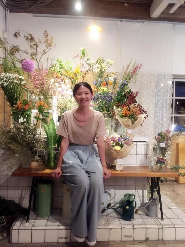 花藝師巧梵建議,夏季花材以耐熱、色彩繽紛清新為主,亦可選擇新鮮可乾燥花材,例如非洲鬱金香(陽光)、星辰、煙火千日紅、尤加利葉等。 花藝師巧梵建議,夏季花材以耐熱、色彩繽紛清新為主,亦可選擇新鮮可乾燥花材,例如非洲鬱金香(陽光)、星辰、煙火千日紅、尤加利葉等。
