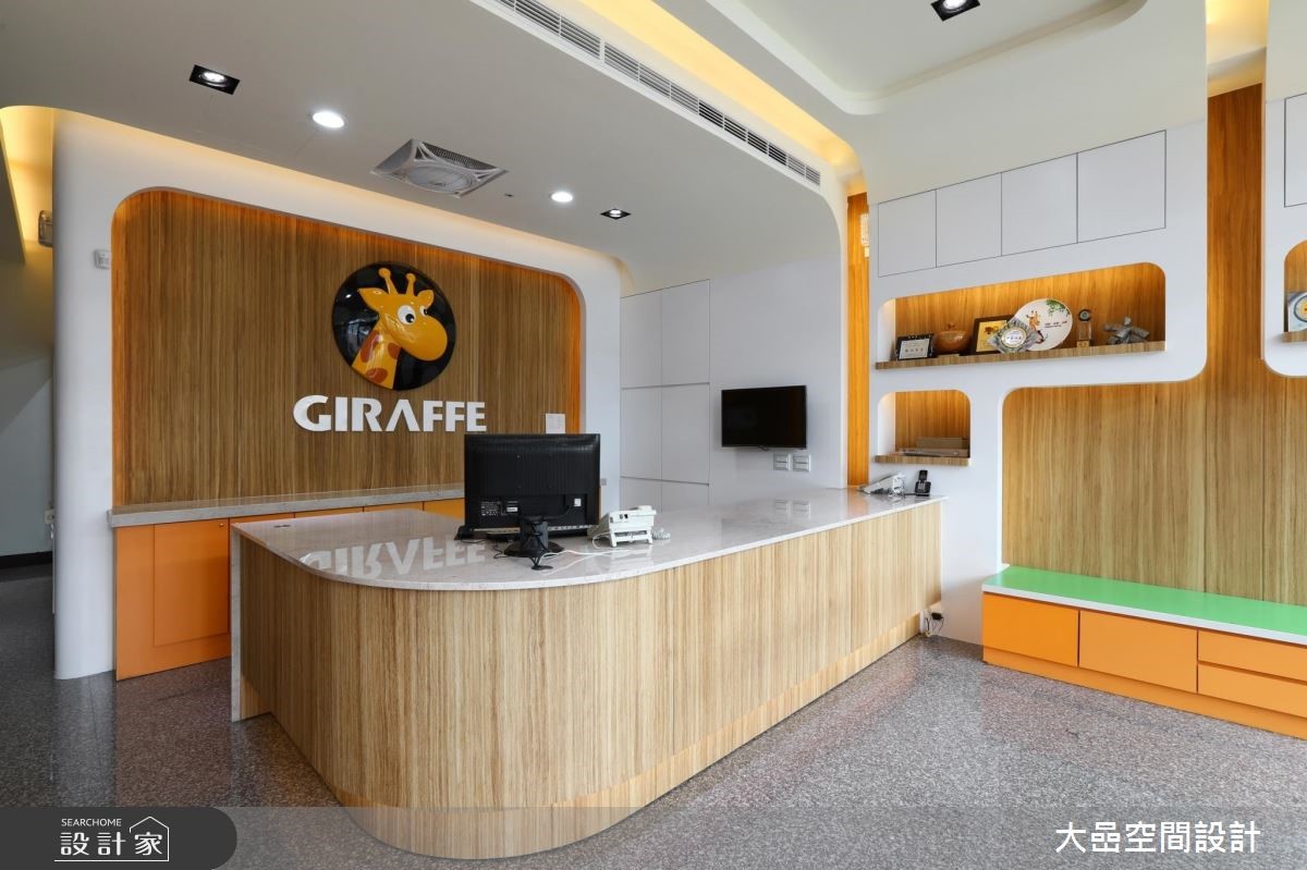 以乾淨、簡約的風格語彙作為基調,搭配圓弧造型與原木