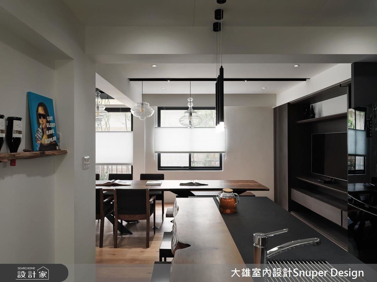 拉整餐廚比例,同時利用燈帶、部分天花修整,遮掩樑柱紊亂等問題,讓錯層空間如家中的專屬舞台般,每日上演著精彩故事。 拉整餐廚比例,同時利用燈帶、部分天花修整,遮掩樑柱紊亂等問題,讓錯層空間如家中的專屬舞台般,每日上演著精彩故事。