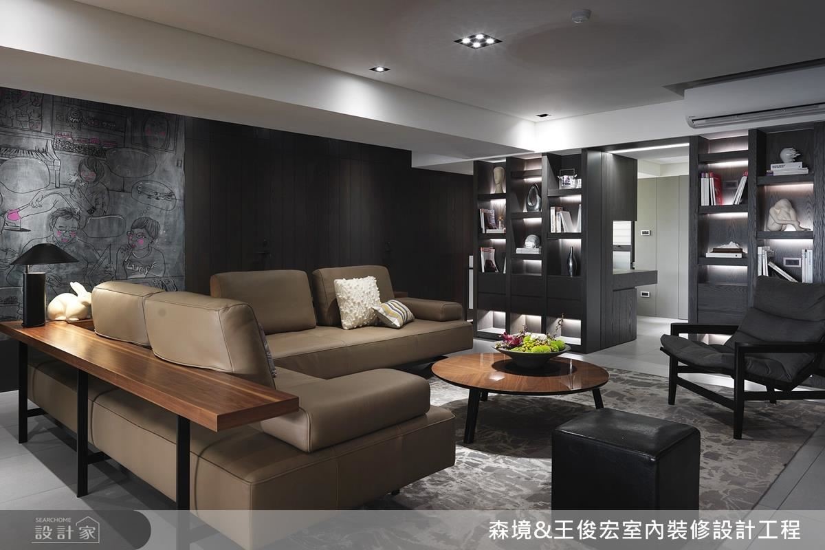 客廳沙發背牆上,運用黑板牆搭配全家福的詼諧畫作,創造幽默與歡笑,作為一家人的情感連繫。 客廳沙發背牆上,運用黑板牆搭配全家福的詼諧畫作,創造幽默與歡笑,作為一家人的情感連繫。