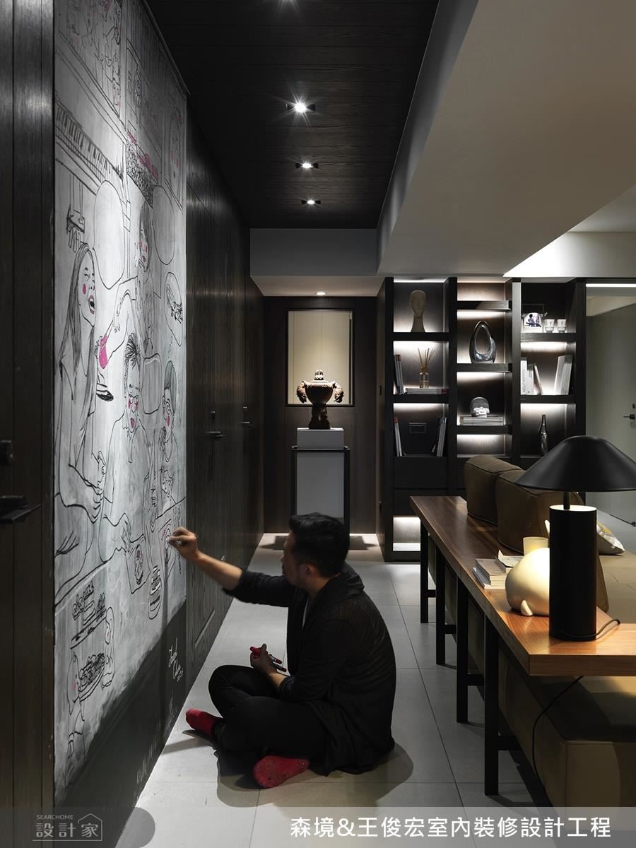 可塗鴉的黑板牆材質,留下了全家人的互動空間,還給他們居家場景的創作自由。 可塗鴉的黑板牆材質,留下了全家人的互動空間,還給他們居家場景的創作自由。