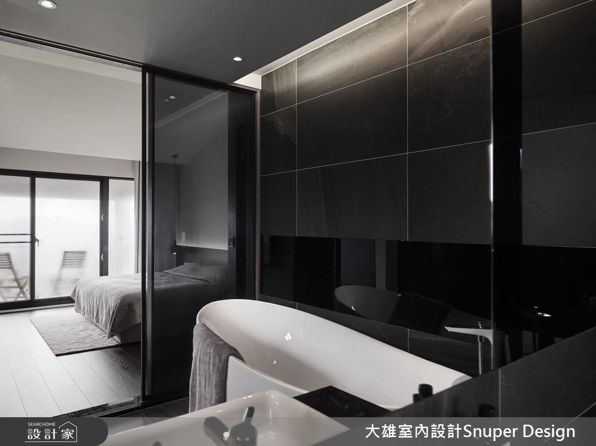 主臥斜屋頂與山線相襯的美景,讓陽台成為男主人最愛的角落之一;從半隱密的衛浴也能同享戶外山景綠意。 主臥斜屋頂與山線相襯的美景,讓陽台成為男主人最愛的角落之一;從半隱密的衛浴也能同享戶外山景綠意。