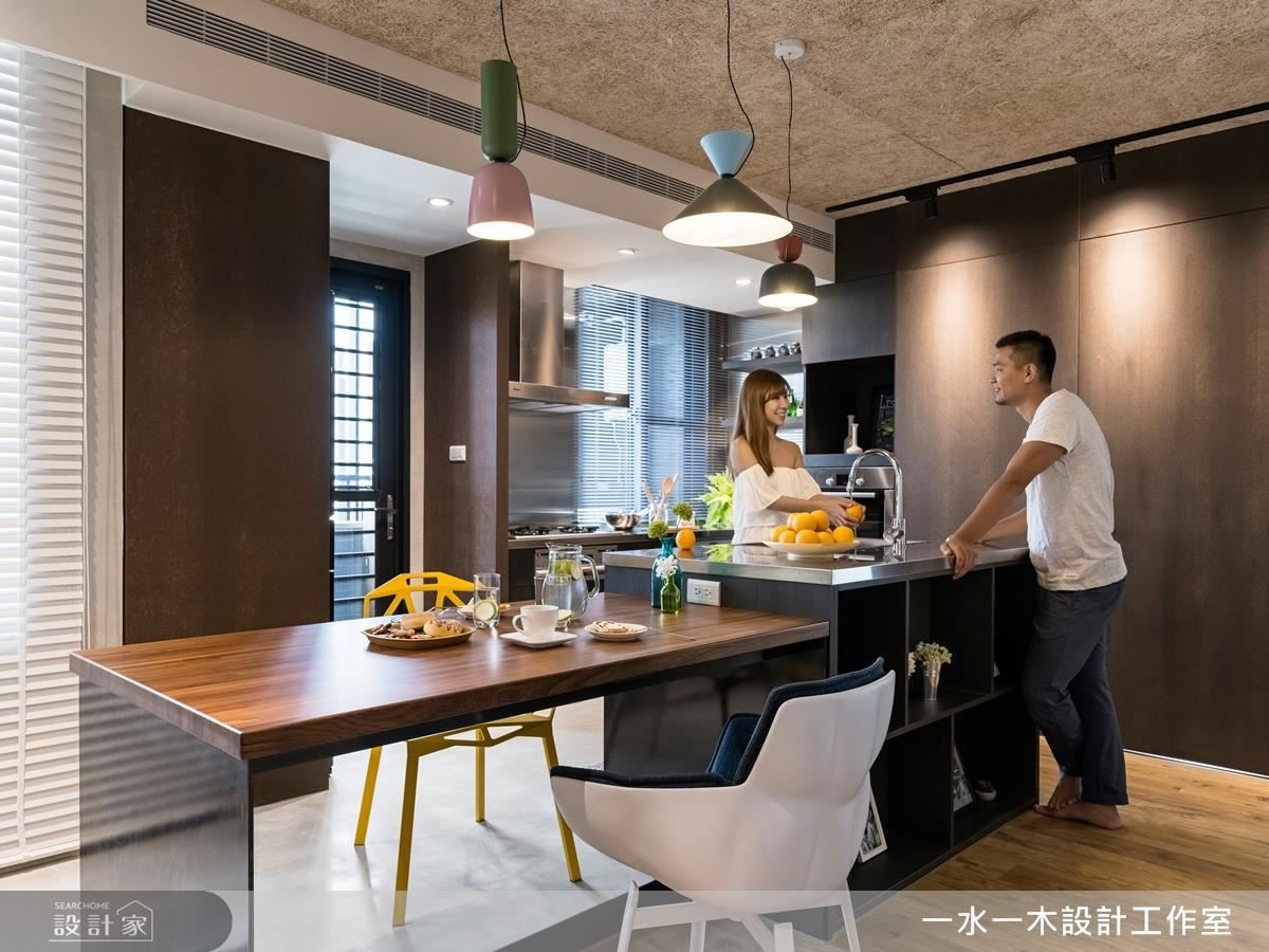 不鏽鋼中島餐桌,不但增添工業風氣息,也能隨著時間的使用留有生活溫度。 不鏽鋼中島餐桌,不但增添工業風氣息,也能隨著時間的使用留有生活溫度。