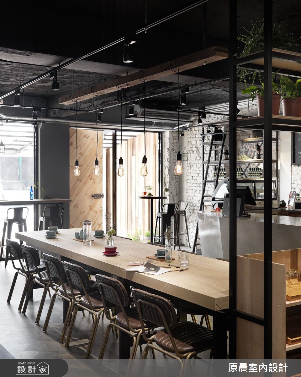 位於市中心的 Clover Café 前身為待整理的老屋,原晨