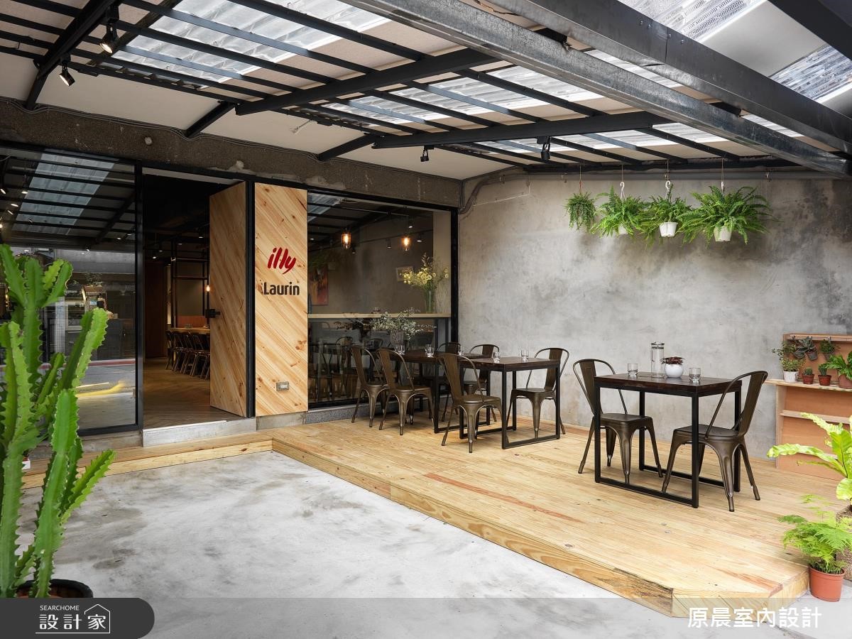 位於市中心的 Clover Café 前身為待整理的老屋,原晨