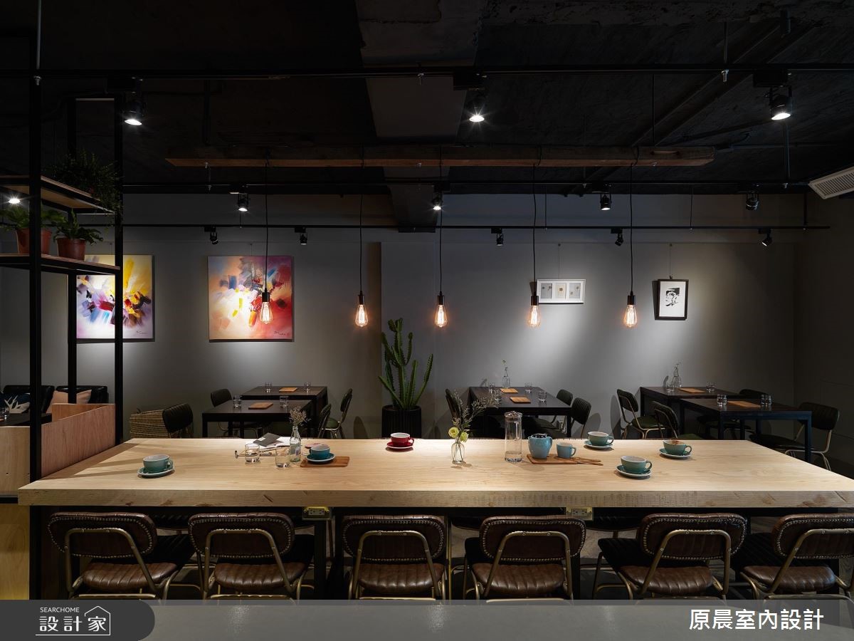 位於市中心的 Clover Café 前身為待整理的老屋,原晨