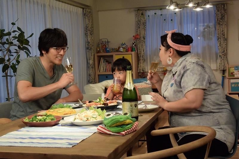 餐廳身兼多用途,成為家的中心。圖片來源:news.mynavi.jp 餐廳身兼多用途,成為家的中心。圖片來源:news.mynavi.jp