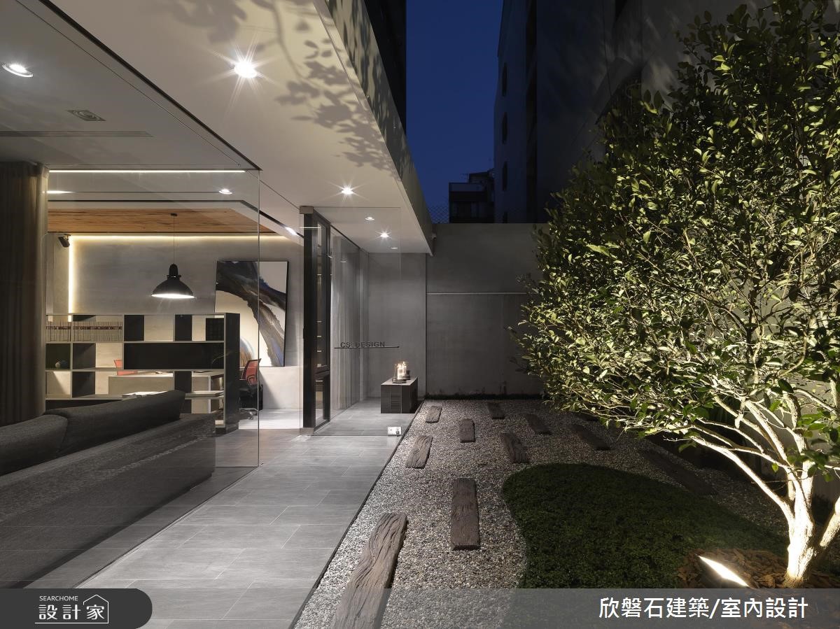 由老屋改建而成的現代風商空辦公室,設計師於庭院造型