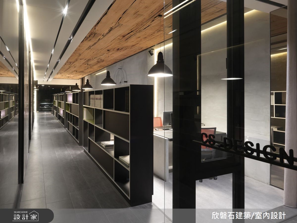 由老屋改建而成的現代風商空辦公室,設計師於庭院造型