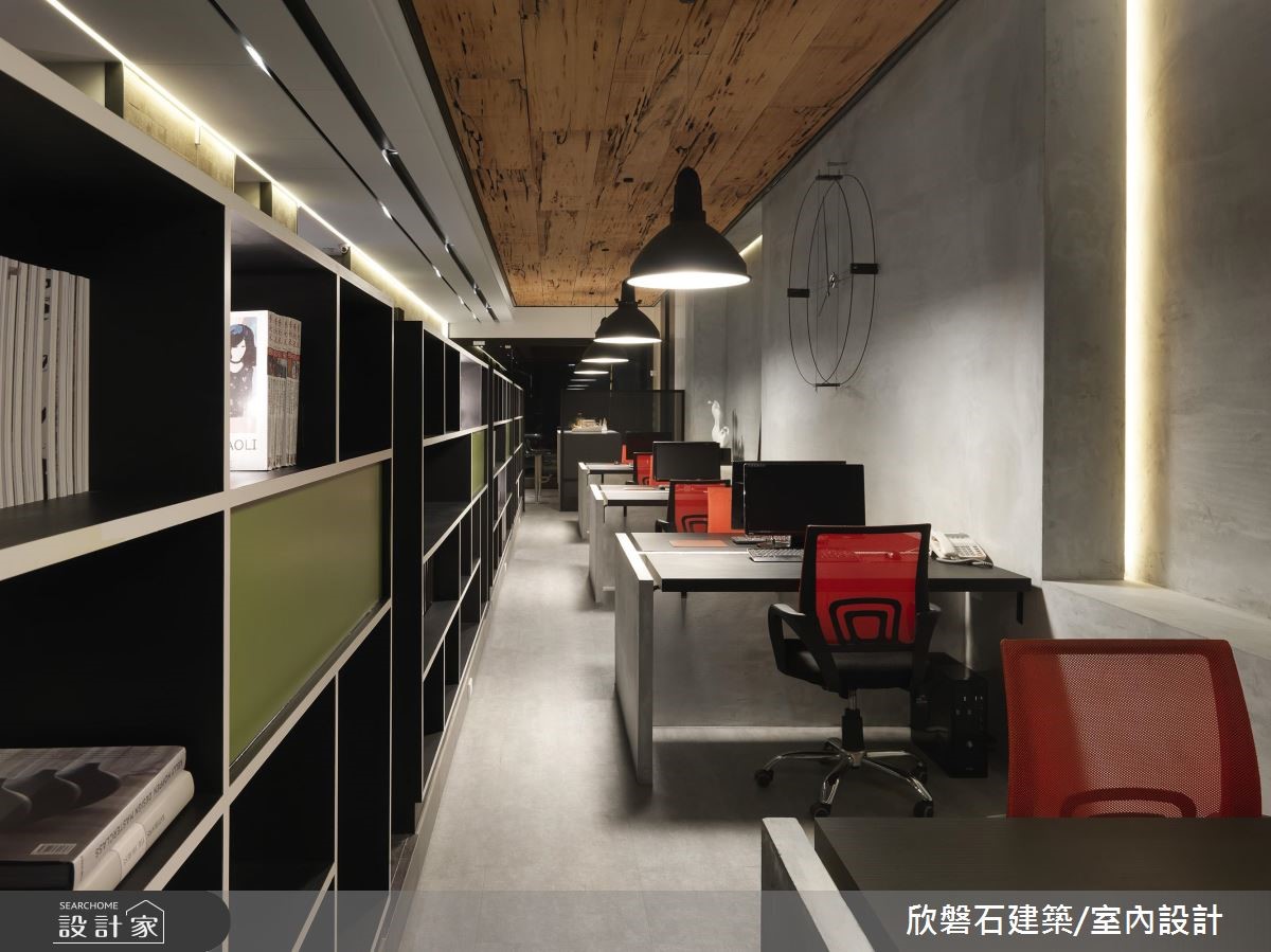 由老屋改建而成的現代風商空辦公室,設計師於庭院造型