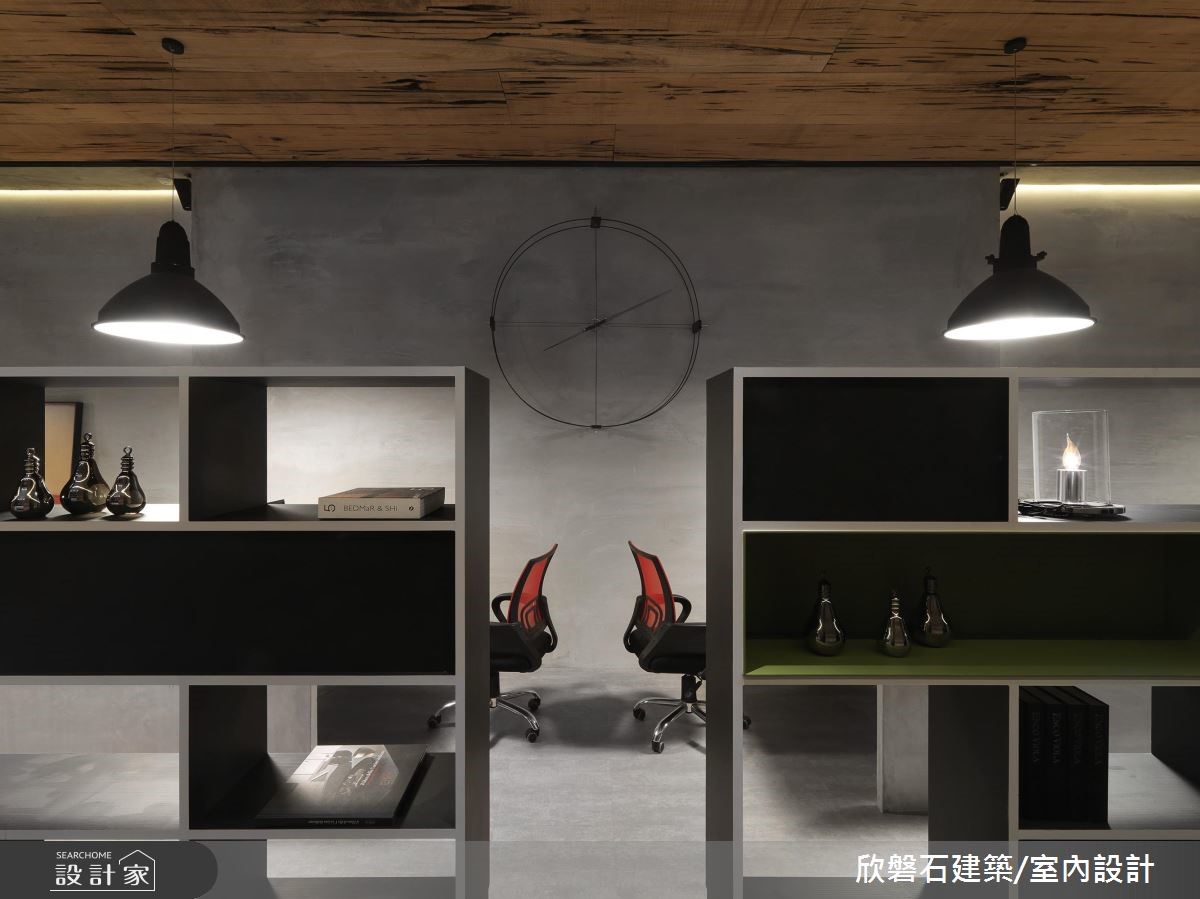 由老屋改建而成的現代風商空辦公室,設計師於庭院造型