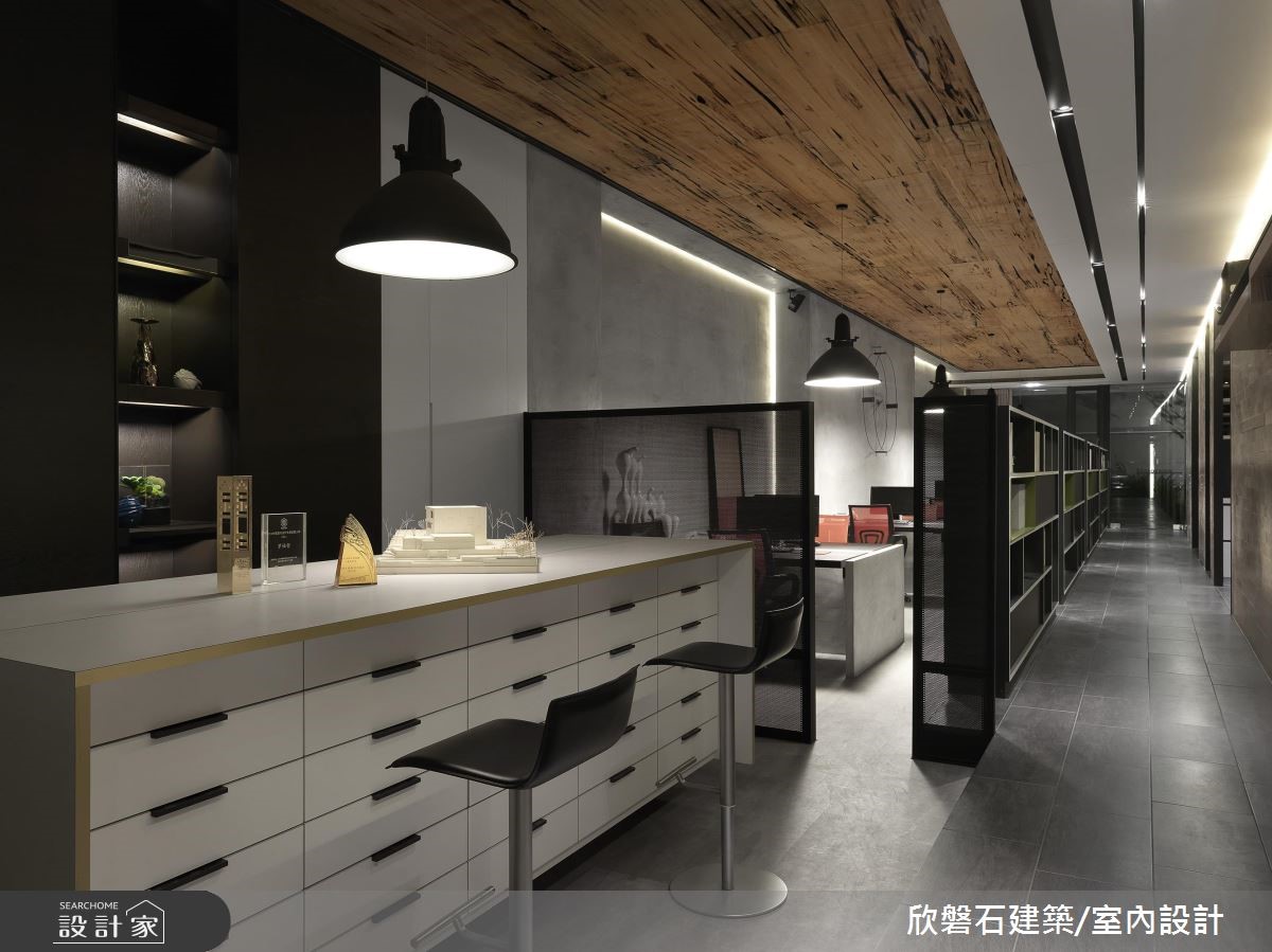 由老屋改建而成的現代風商空辦公室,設計師於庭院造型