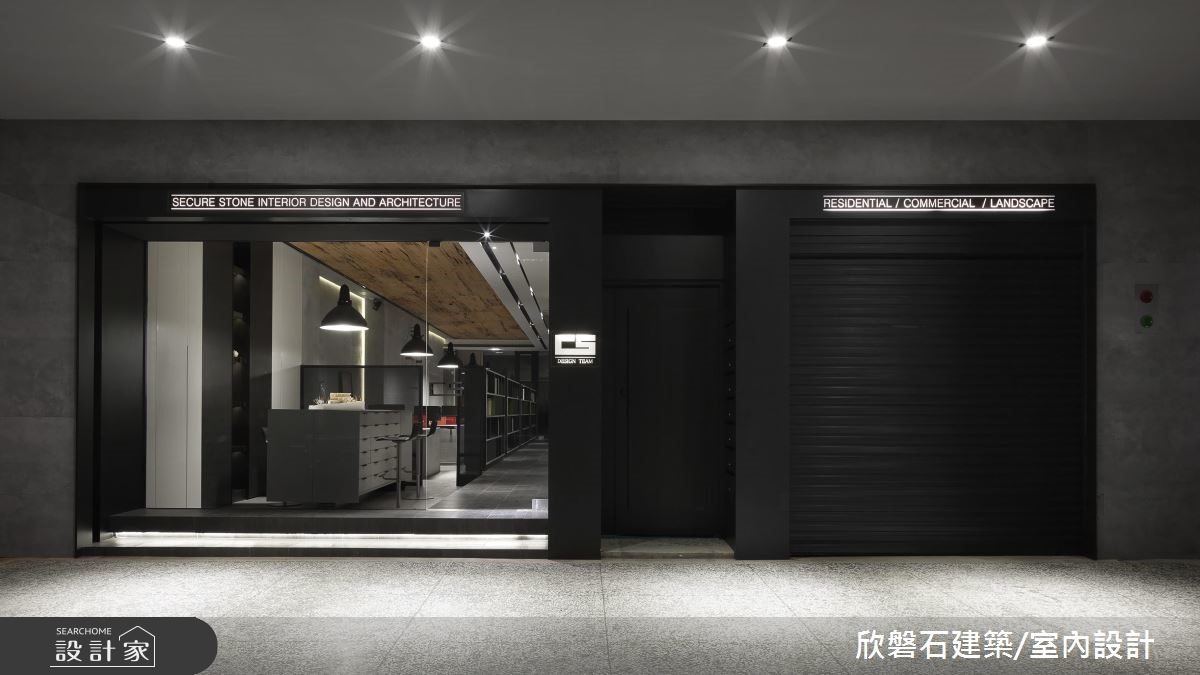 由老屋改建而成的現代風商空辦公室,設計師於庭院造型