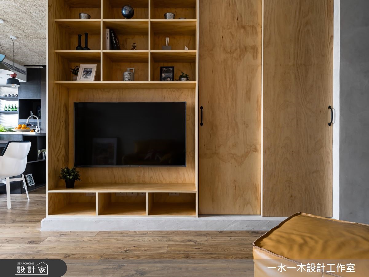 小夫妻帶著新生兒想在新家展開生活,但是 19 坪空間格