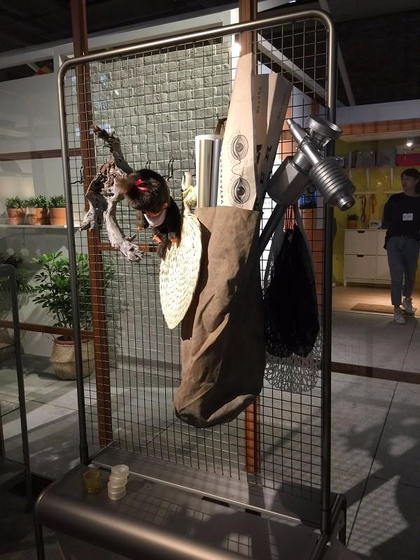 由李霽自己帶來佈置的私物與IKEA VEBERÖD系列結合,相當搭襯。攝影_曹靜宜 由李霽自己帶來佈置的私物與IKEA VEBERÖD系列結合,相當搭襯。攝影_曹靜宜