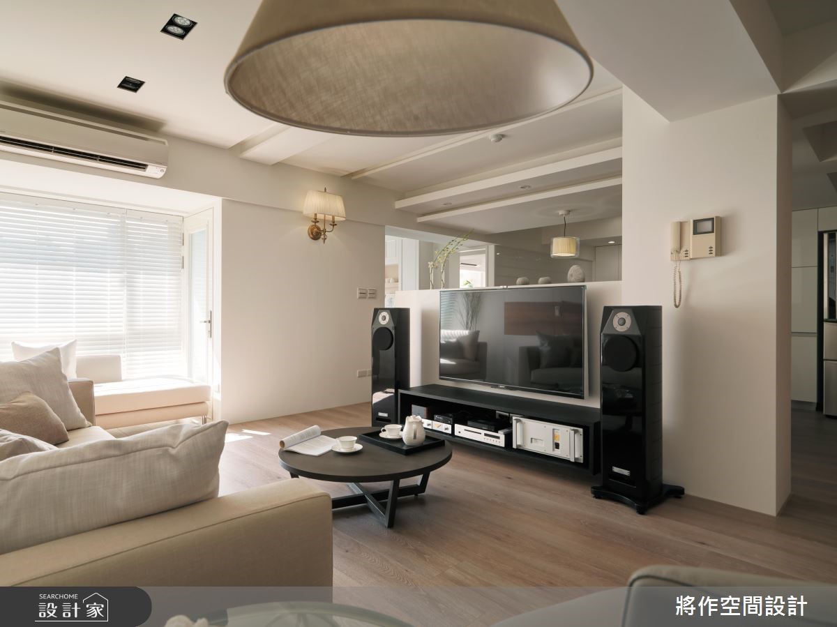 白色,經常給人冰冷之感,但在此 30 坪中古屋個案中,