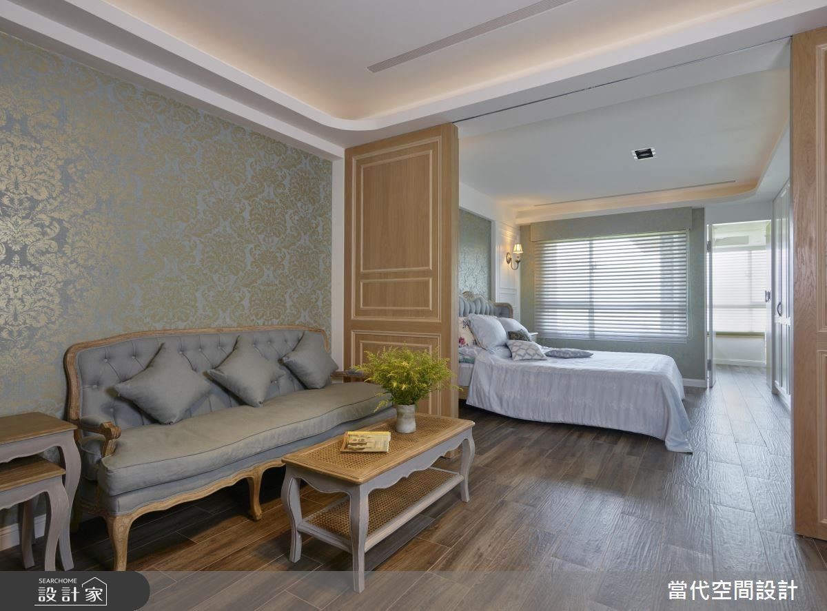 主臥中的小客廳設計,讓男女屋主擁有休憩小天地,一旁更以拉門作為不同空間的區隔。 主臥中的小客廳設計,讓男女屋主擁有休憩小天地,一旁更以拉門作為不同空間的區隔。