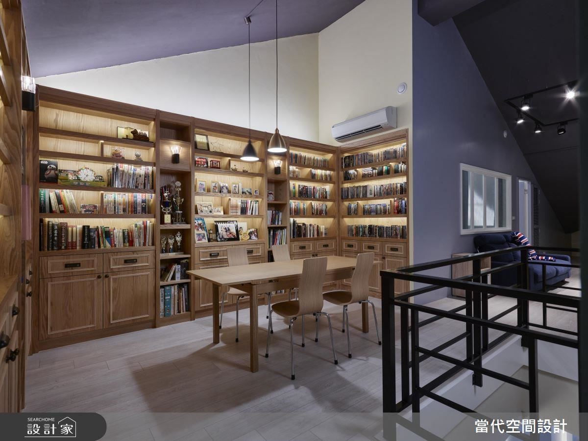來到二樓後,映入眼簾的便是圖書館般的大面書牆,為喜愛讀書的一家人,創造共同閱讀空間。 來到二樓後,映入眼簾的便是圖書館般的大面書牆,為喜愛讀書的一家人,創造共同閱讀空間。