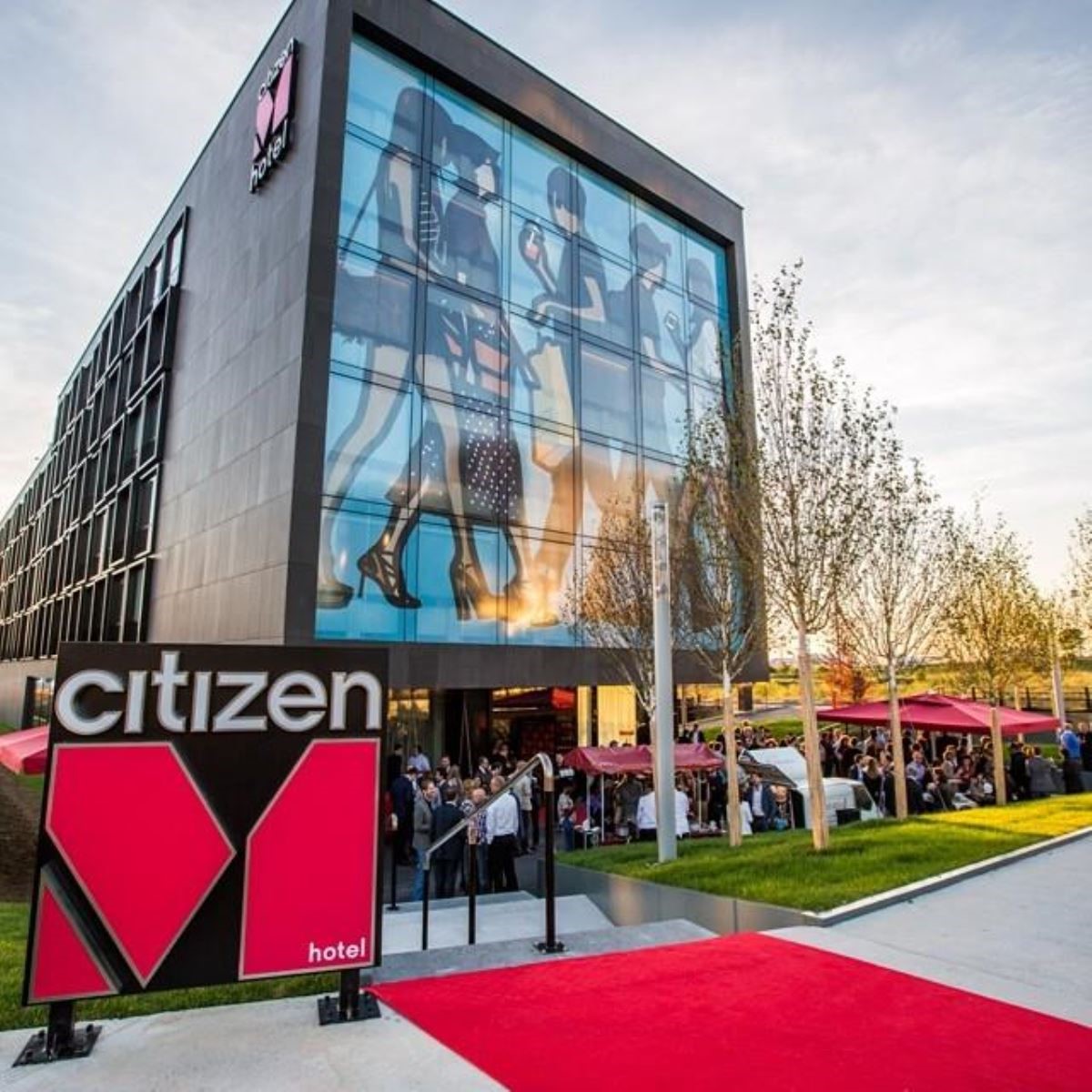citizenM 巴黎戴高樂機場酒店外觀。圖片來源:citizenM hotels(@citizenm)• Instagram citizenM 巴黎戴高樂機場酒店外觀。圖片來源:citizenM hotels(@citizenm)• Instagram