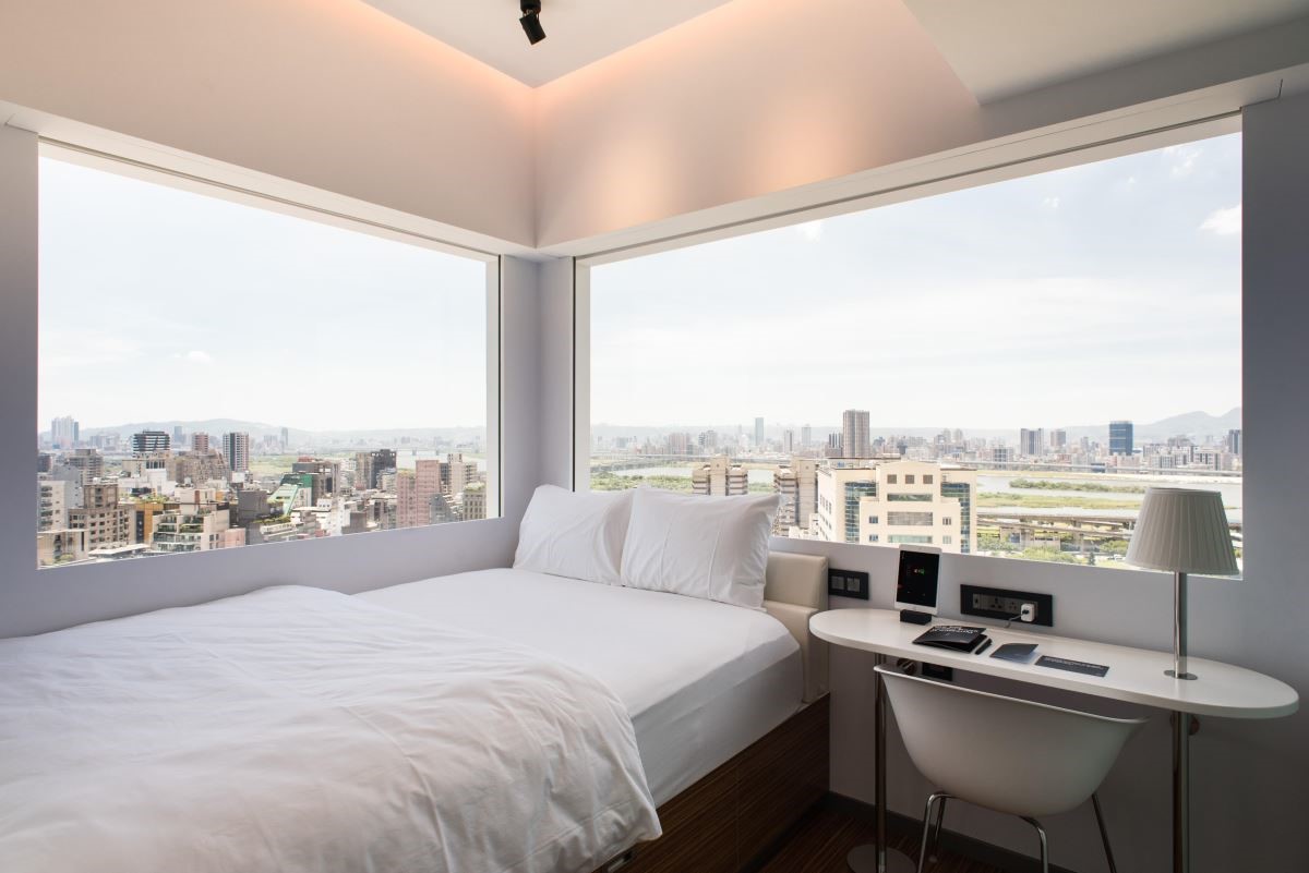 citizenM 臥室空間內擁有舒適的棉麻床寢,高樓層同時擁有遼闊的視野,可以俯瞰台北西區。(攝影:沈仲達) citizenM 臥室空間內擁有舒適的棉麻床寢,高樓層同時擁有遼闊的視野,可以俯瞰台北西區。(攝影:沈仲達)