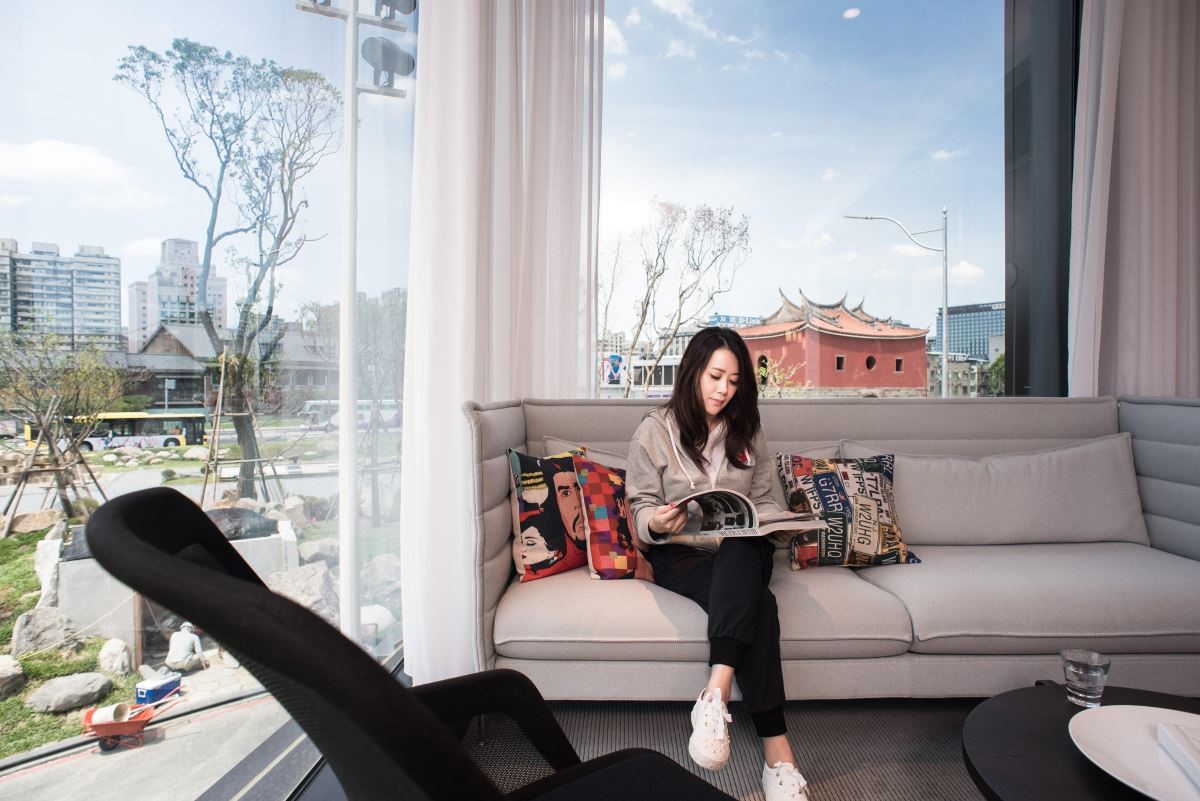 江欣宜設計師認為,藝術存在的是破壞舊有、創新世代的力量,國際旅店透過拋磚引玉,讓年輕族群和藝術的距離更加緊密。(攝影:沈仲達) 江欣宜設計師認為,藝術存在的是破壞舊有、創新世代的力量,國際旅店透過拋磚引玉,讓年輕族群和藝術的距離更加緊密。(攝影:沈仲達)