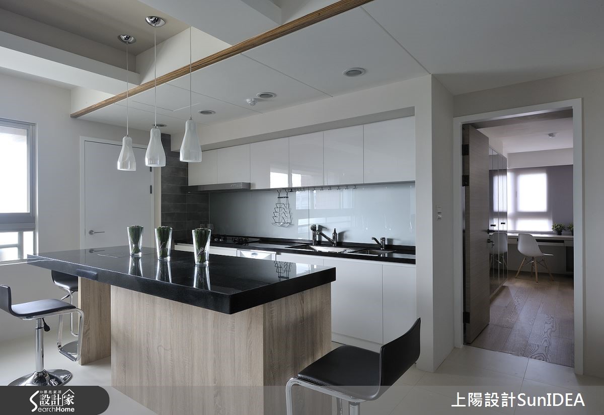 65 坪中古屋大宅,設計師透過玄關導引流暢動線,並使
