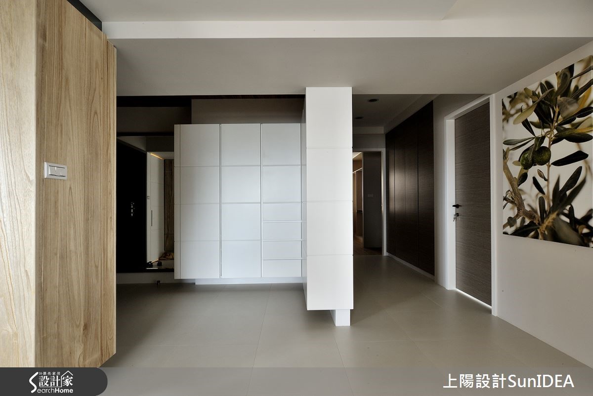 65 坪中古屋大宅,設計師透過玄關導引流暢動線,並使