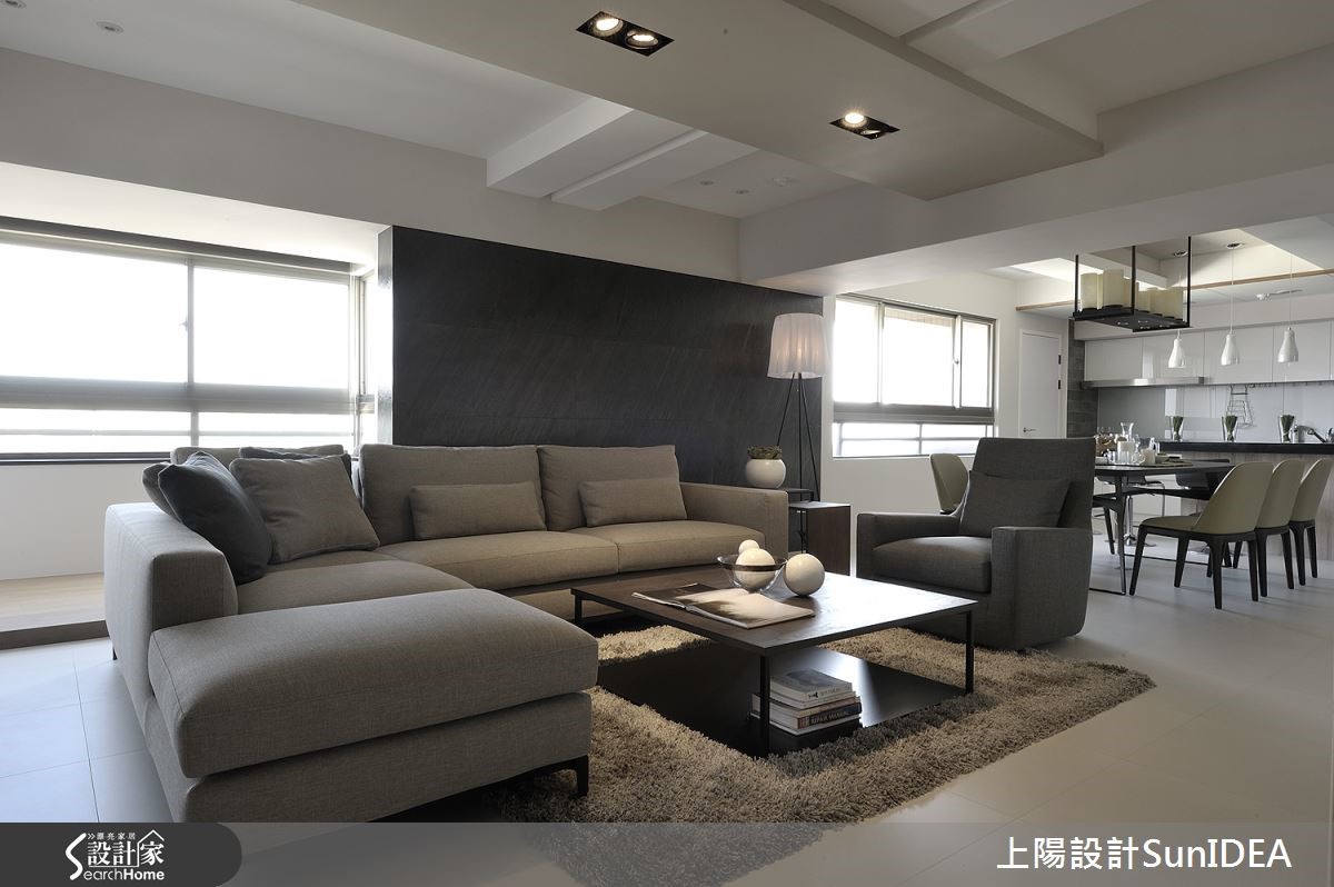 65 坪中古屋大宅,設計師透過玄關導引流暢動線,並使