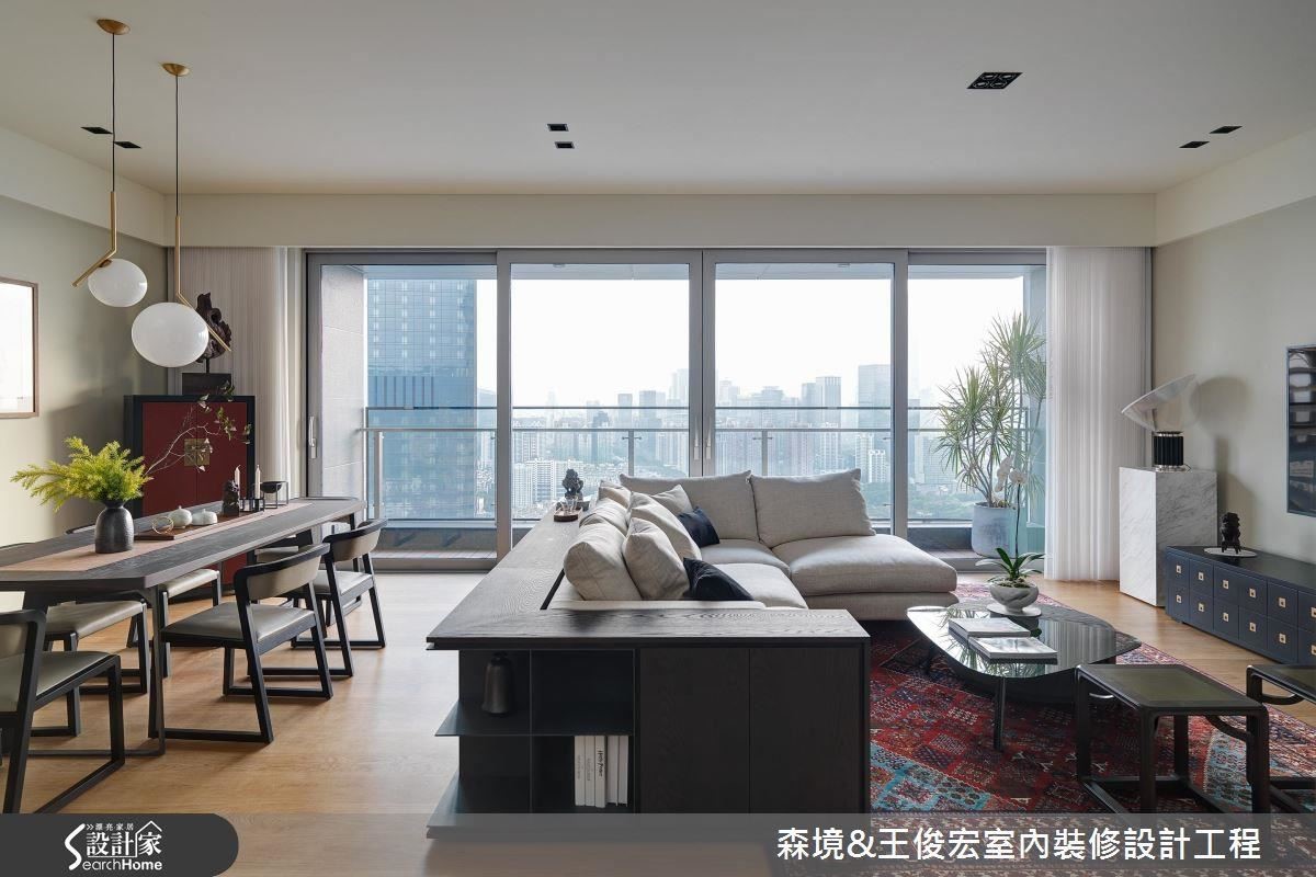 具有安宅、防火的中式老件擺設,與西式民俗豔紅老地毯,為客廳混搭出獨特韻味。 具有安宅、防火的中式老件擺設,與西式民俗豔紅老地毯,為客廳混搭出獨特韻味。
